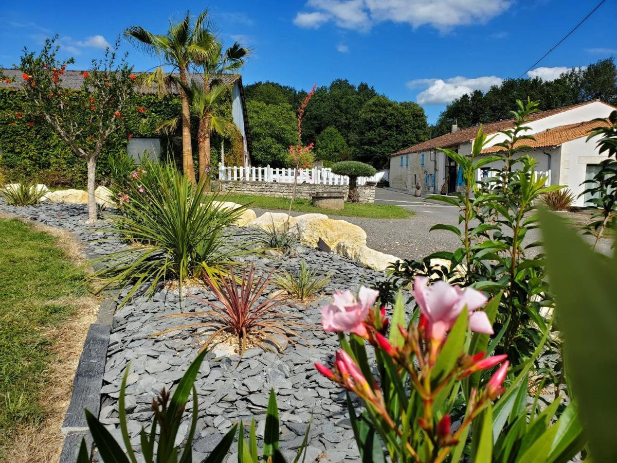 Les Cuves - Saintes Bed & Breakfast Chaniers Bagian luar foto